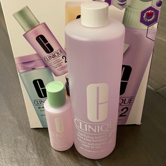 Clinique’s three signature steps for glowing skin home and travel set.